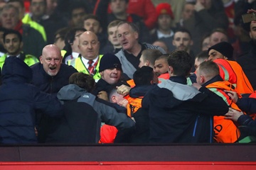 MU, Liverpool bi phat nang vi co dong vien au da hinh anh