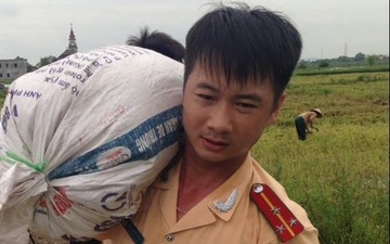 Cong an Ninh Binh loi chan dat giup dan gat lua hinh anh