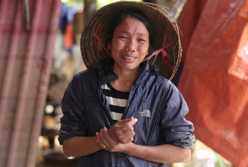 Nguoi dan bat khoc vi tai san troi theo dong lu hinh anh