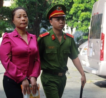 Hoa hau quy ba chuan bi hau toa phien phuc tham hinh anh