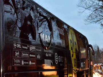 The gioi bong da dung ben Dortmund sau vu no xe cho doi hinh anh