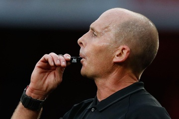 Trong tai phat cau thu MU lap ky luc duoi nguoi tai Premier League hinh anh