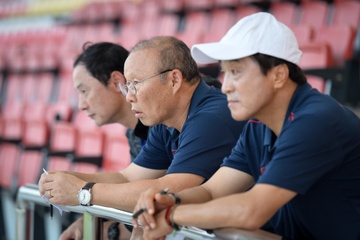 HLV Park xuong san bat hoc tro tap do bong sau pha xu ly loi hinh anh