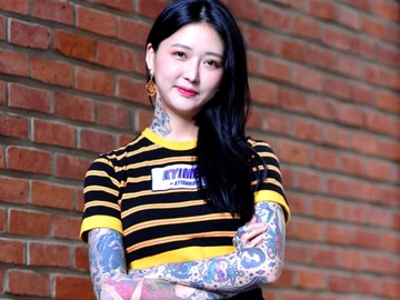Co gai Han Quoc bi chui rua, nho nuoc bot giua pho vi xam kin nguoi hinh anh