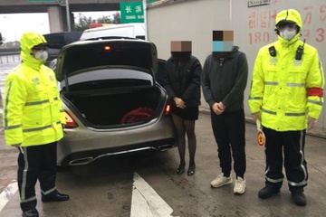 Nguoi phu nu tron trong cop xe de tranh kiem dich hinh anh