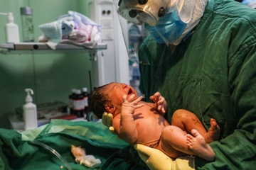 San phu nhiem virus vi chong giau benh de dua vo vao phong ho sinh hinh anh