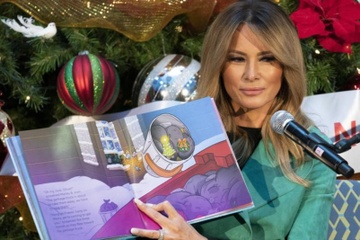 Ba Melania Trump bi chi trich vi coi khau trang khi gap benh nhi hinh anh