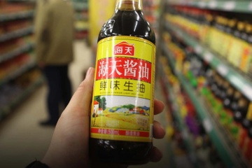 Chai nuoc tuong bat ngo gay tranh cai tai Trung Quoc hinh anh