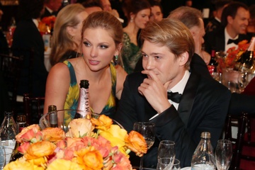 Taylor Swift khong con chia tay ban trai nhu 10 nam truoc hinh anh