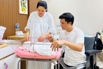 Chang trai khong chan o TP.HCM chao don con gai dau long hinh anh
