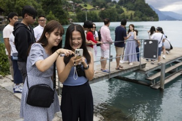 Noi khach du lich dong hon dan dia phuong hinh anh