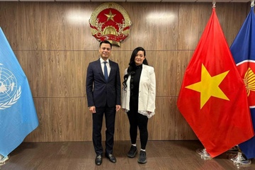 Dai su Dang Hoang Giang tiep nu phi hanh gia Amanda Nguyen hinh anh