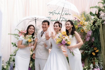 Dam cuoi me tung tiec nuoi, con gai to chuc lai sau 27 nam hinh anh