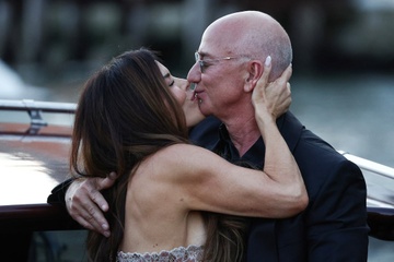 Ly do ty phu Jeff Bezos 'bo tui' hon 5 ty USD trong ngay cuoi hinh anh