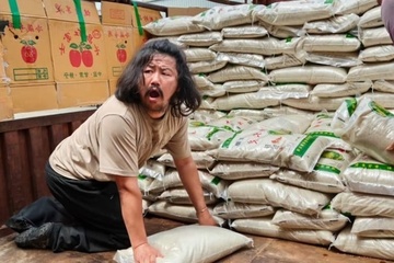 Nguoi nhat ve chai gay soc khi ung ho 5 tan gao o Trung Quoc hinh anh
