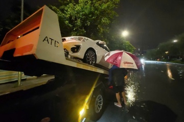 Trang dem cuu ho oto ngap nuoc, chet may do mua bao hinh anh