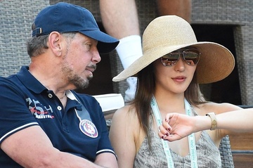 Ty phu giau nhat the gioi ket hon 6 lan, vo hien tai kem 47 tuoi hinh anh