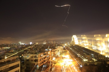 Lien quan ban hon 100 qua ten lua vao Syria, Iran canh bao 'hau qua' hinh anh