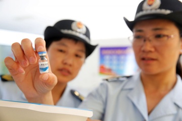 Be boi vaccine gia - dan TQ do xo ve Hong Kong tiem ngua cho con hinh anh