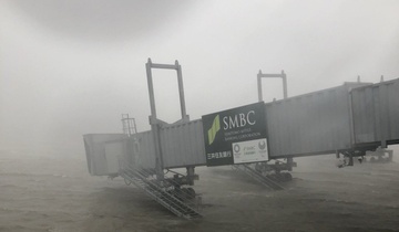 San bay Nhat ngap trong bien nuoc khi bao manh nhat 25 nam qua do bo hinh anh