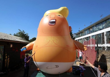 Phan doi Trump tham Anh, nguoi dan chuan bi bong bay ‘em be gian du' hinh anh