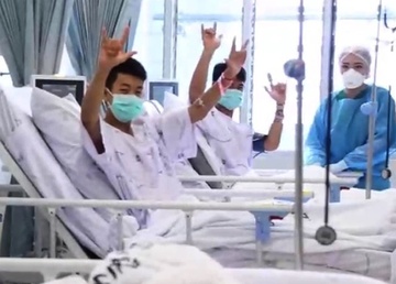 Doi bong Thai phai lam quen voi su noi tieng sau khi xuat vien hinh anh