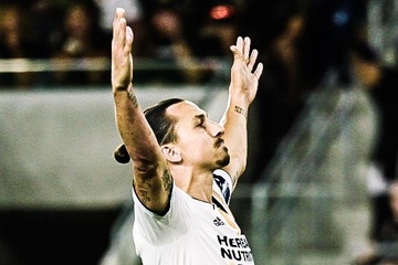 Ibrahimovic ghi hat-trick trong ngay lap ky luc o My hinh anh