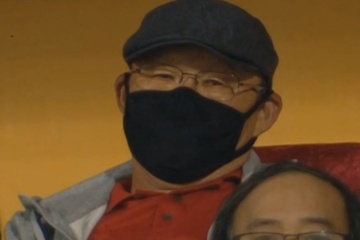 HLV Park chung kien Van Kien kien tao sau cu nuoc rut hon 70 m hinh anh