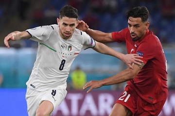 Jorginho mo ra chien thang cho tuyen Italy hinh anh