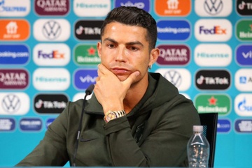Vi sao UEFA noi gian voi su co cua Ronaldo? hinh anh