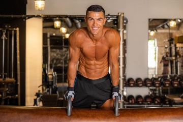 Co bung 6 mui cua Ronaldo o tuoi 37 hinh anh