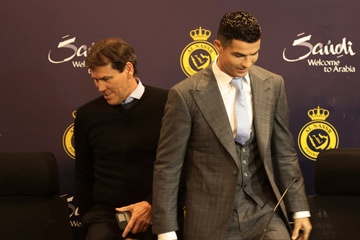 Phan ung gay tranh cai cua Ronaldo khi Al Nassr sa thai HLV hinh anh
