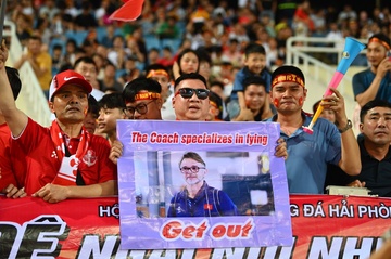 HLV Troussier bi gay ap luc tu chuc hinh anh