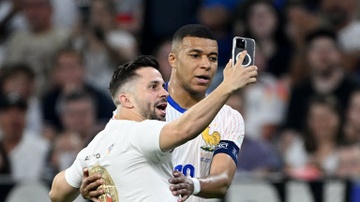 Vi sao Mbappe khong deo mat na o ban ket? hinh anh