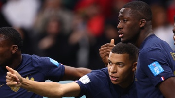 Konate: 'Cuoc song Mbappe nhu doa day' hinh anh