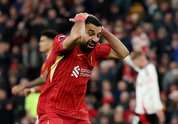 Liverpool thoat thua trong the 10 nguoi hinh anh
