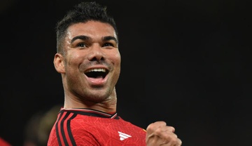 Casemiro sắp lĩnh lương ngang Ronaldo ở MU