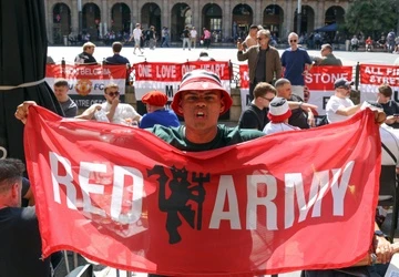 Fan MU va Tottenham bung no truoc chung ket hinh anh