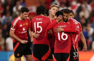 Cau thu Man United xin loi hinh anh