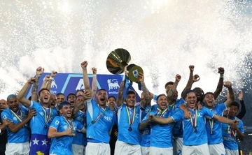 Bien nguoi an mung chuc vo dich cua Napoli hinh anh