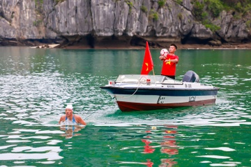 Ánh Viên bơi kéo ca nô hơn 1 km