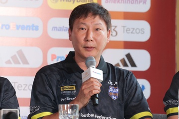 HLV Kim lẻ loi ở buổi họp báo MU - ASEAN All Stars