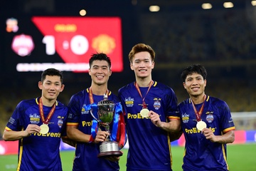 4 tuyển thủ Việt Nam nâng cúp trước MU