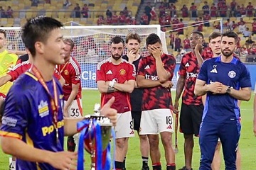 Hinh anh gay sot cua Duy Manh truoc dan sao MU hinh anh