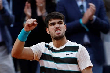 Carlos Alcaraz vo dich Roland Garros 2025 sau man nguoc dong dien ro hinh anh