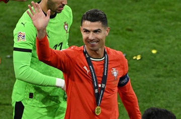 Mot nua Ronaldo van la qua nhieu cho the gioi hinh anh