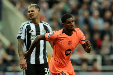 Barca khoi sac tren san co, khon kho vi san bai hinh anh