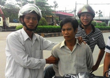 ‘Hiep si’ dong gia hanh khach, bat ten moc tui tren xe buyt hinh anh