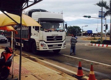 Lai xe tai chay tron tram can bi phat 21 trieu dong hinh anh