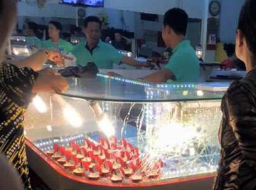 Thanh nien cuop tiem vang de co tien dua ban gai di sinh hinh anh